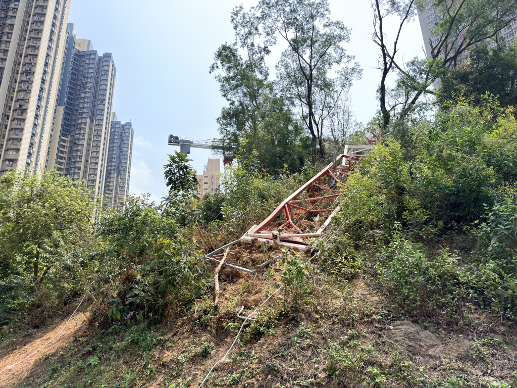 肇事塌下的天秤，部分殘骸斷裂跌落山坡上。