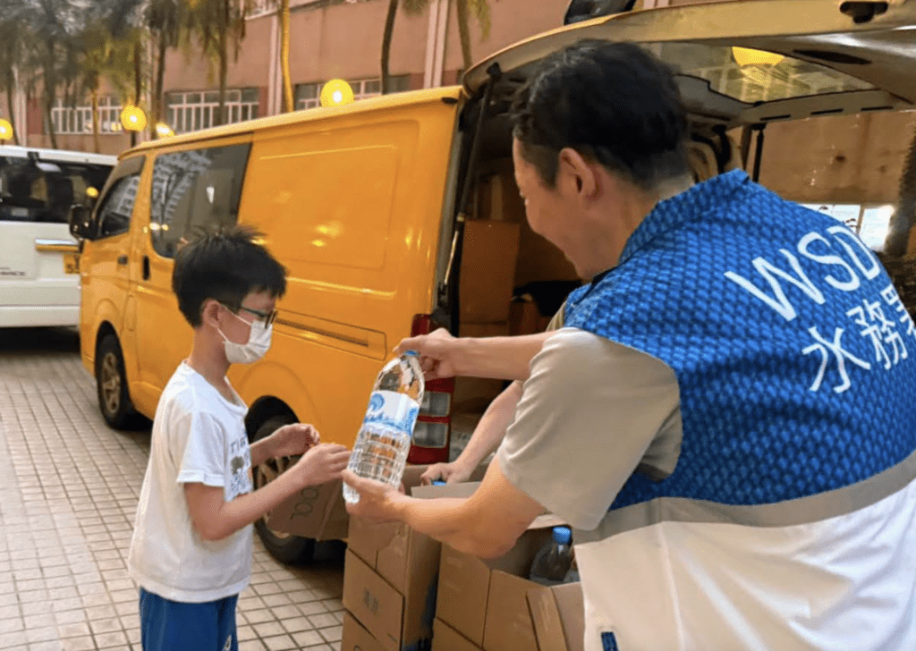 水務署派出緊急應變小隊,為受影響用戶提供臨時食水。FB@滴惜仔 水務署派出緊急應變小隊,為受影響用戶提供臨時食水。FB@滴惜仔