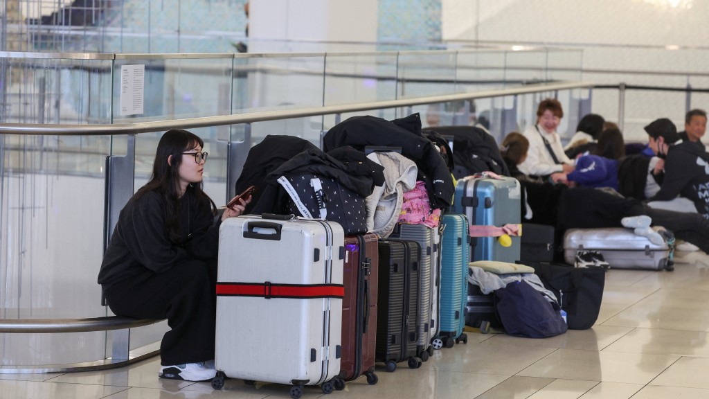 加拿大快運（Air Canada Express）客機在紐約拉瓜迪亞機場撞地面消防車，機場一度關閉。 路透社