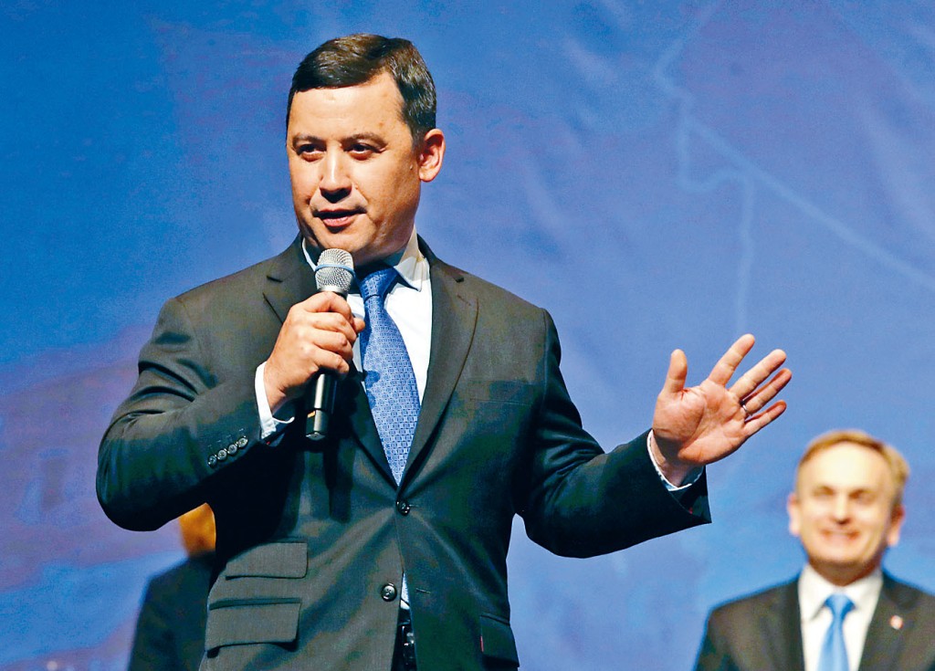 莊文浩熱衷政治,高中時已經為國會議員競選團隊做義工。