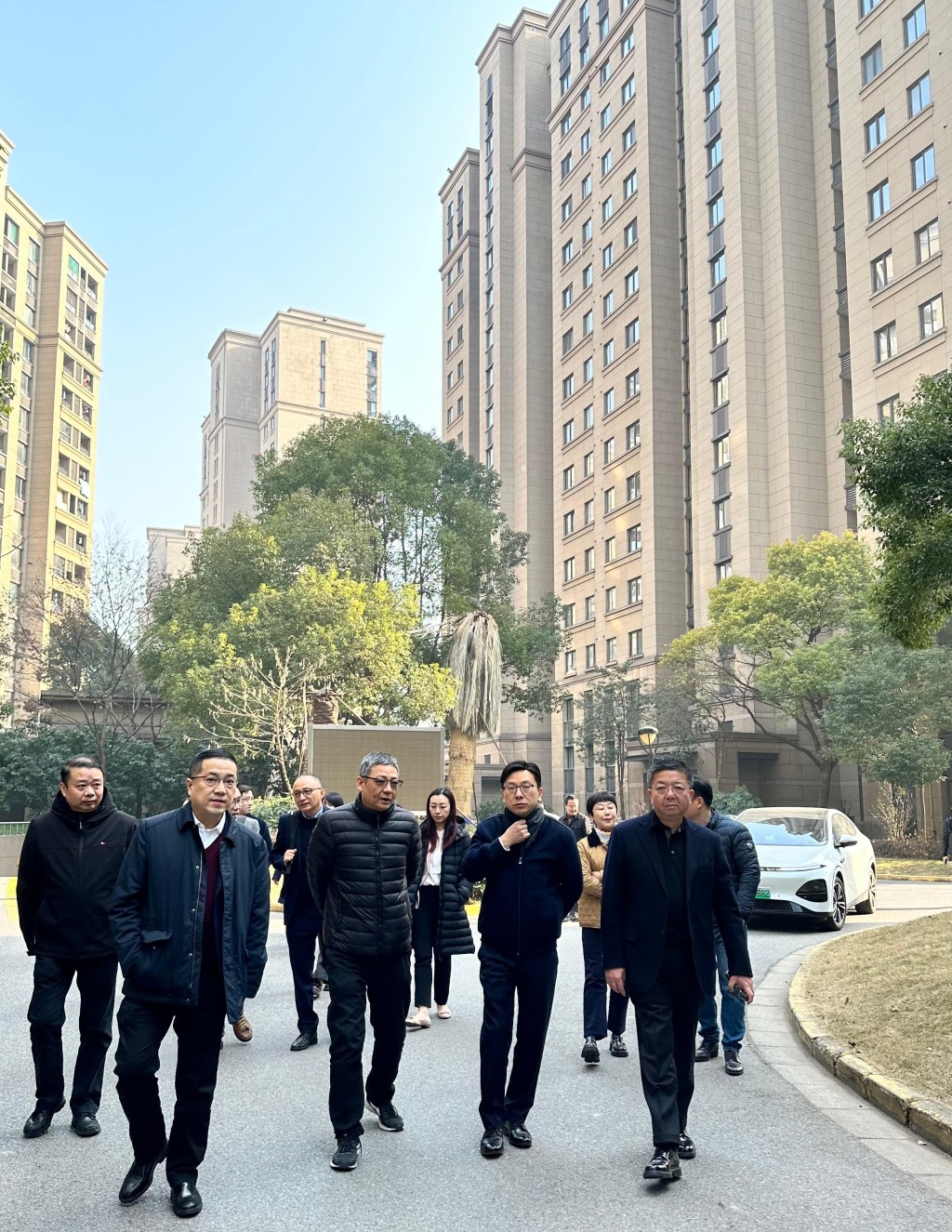 孫玉菡（前排右二）到訪徐匯區馨逸公寓，參觀當地的保障性租賃住房。