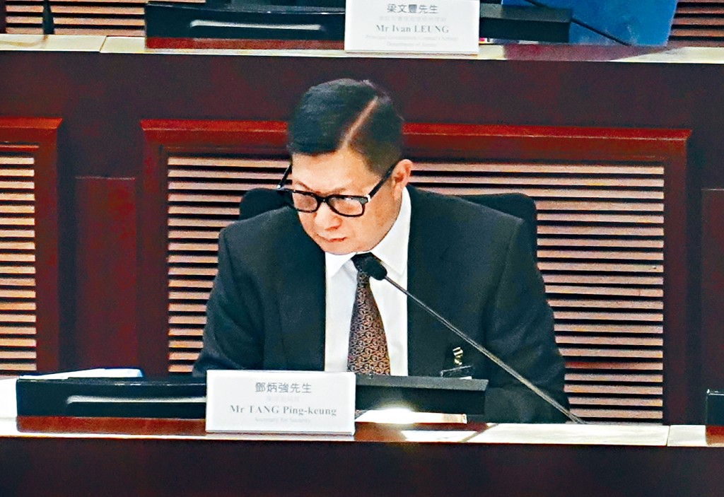 鄧炳強譴責《明報》報道「係假嘅、錯嘅、唔啱嘅」。