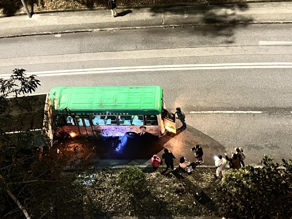 一輛專線小巴沿富健街往仁安醫院方向行駛，至隆亨邨對開時突然失控，撞向一輛停泊在路邊的貨車車尾。FB「新大圍聯盟」圖片