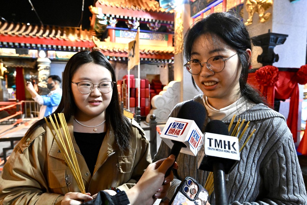 在港讀研究生、來自河南的宋同學和江西的胡同學今晚特意相約前來。