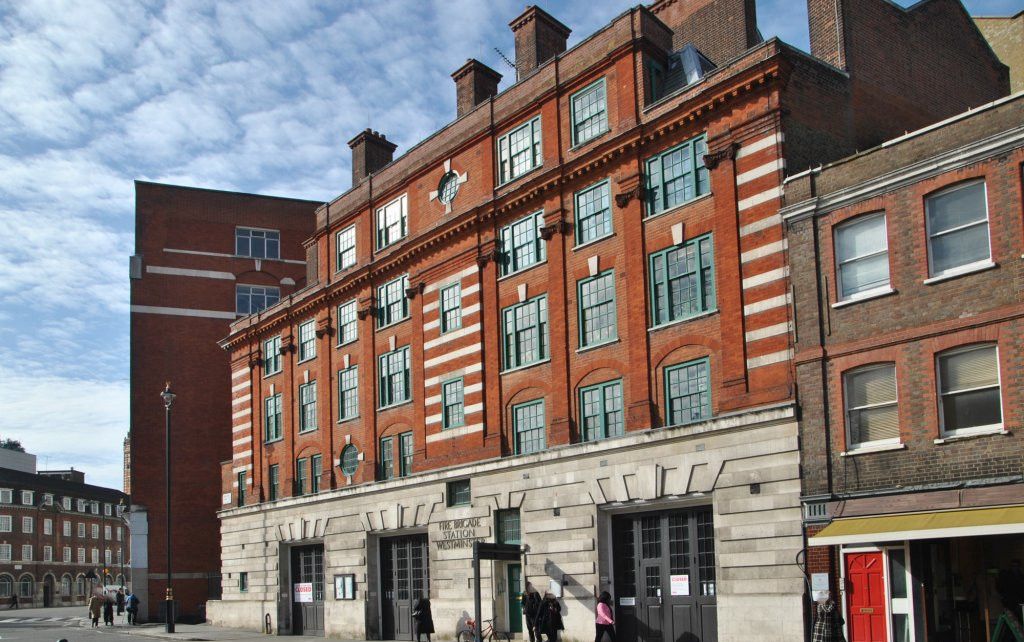 項目屬倫敦二級歷史建築名邸，由1900年初愛德華時代消防局改建而成。