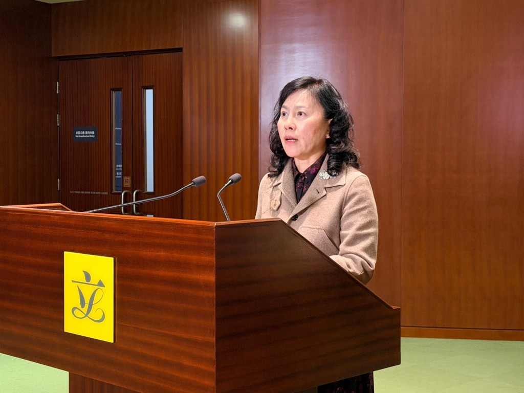 陳美寶表示,明白法例剛實施,大家需時適應,強調政府願意與市民同行,一起適應及做好。郭詠欣攝 陳美寶表示,明白法例剛實施,大家需時適應,強調政府願意與市民同行,一起適應及做好。郭詠欣攝