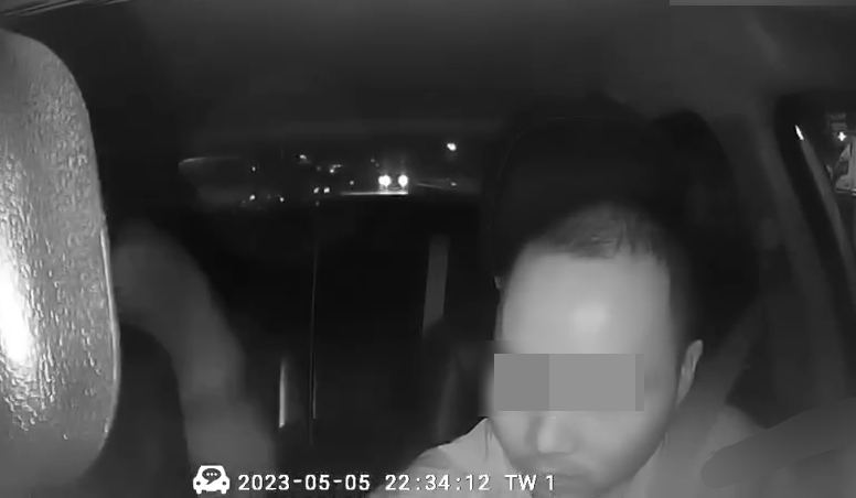 司機最後關上車門，從整段逾一分鐘的影片中，網民討論焦點都放在司機的表情。