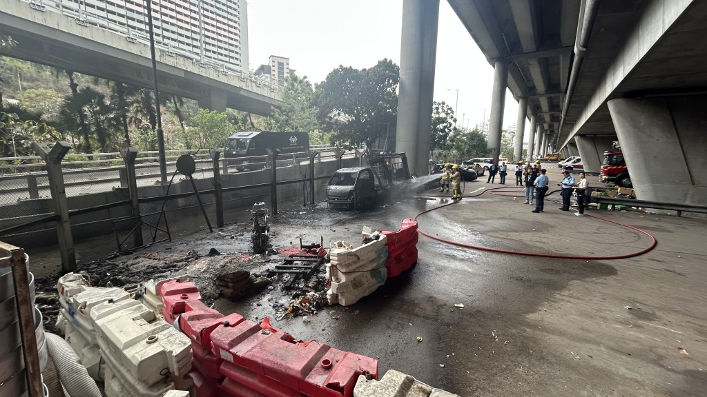 停車場貨車起火，消防將火救熄。蔡楚輝攝