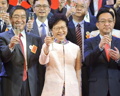 林鄭月娥（中）。