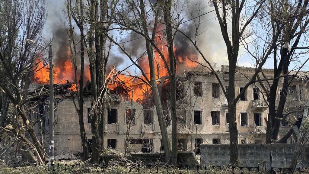  第聂伯罗（Dnipro）一间医疗诊所被俄罗斯导弹击中，建筑物受损起火。 美联社