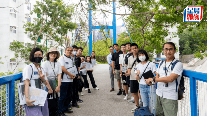 導賞團到訪科大著名景點「共振橋」。 科大提供