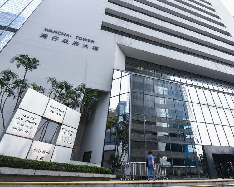 3中學生涉向新界北警區總部擲汽油彈及襲警, 區院今日開審。資料圖片