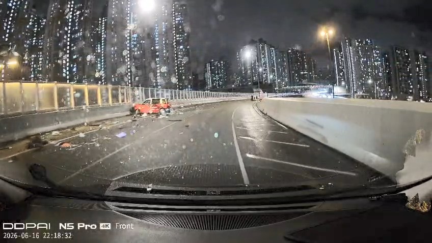 的士捱撞後全車凌空翻滾至少6個圈始跌落地。網上片段截圖 的士捱撞後全車凌空翻滾至少6個圈始跌落地。網上片段截圖