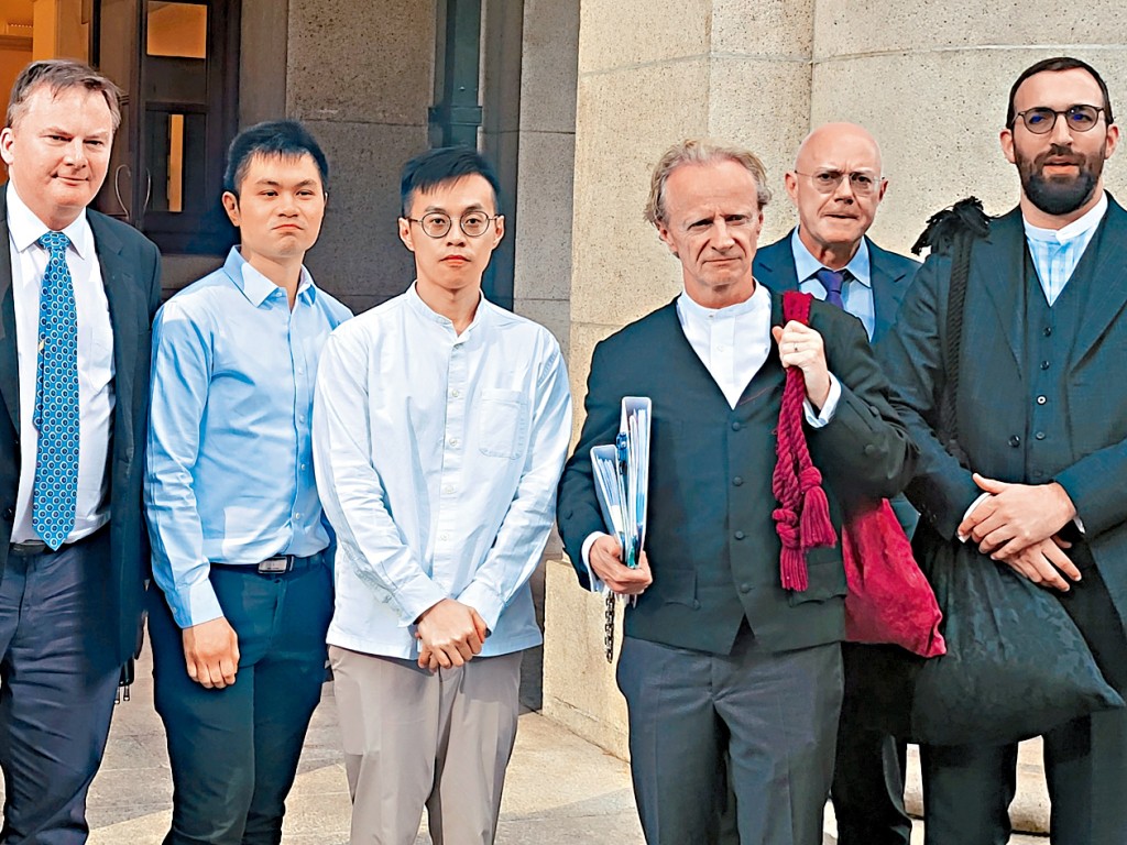 兩名答辯人Infinger Nick（左二）、李亦豪（左三）與御用大律師Timothy Otty（右二）。