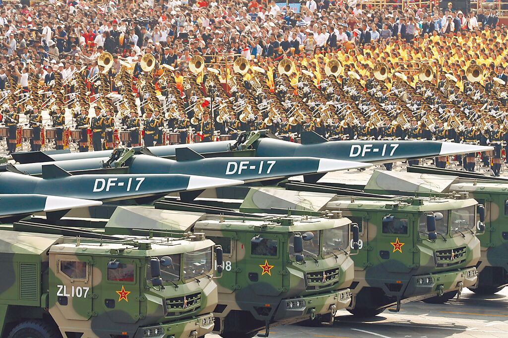 透過軍備控制談判，美方將有機會認識中國對核武的看法。圖為東風-17常規導彈方隊。（中新社）