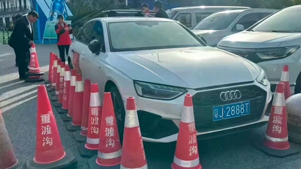 河南洛陽重渡溝景區為「粵J2888T」的車主設專屬車位。 河南洛陽重渡溝景區為「粵J2888T」的車主設專屬車位。