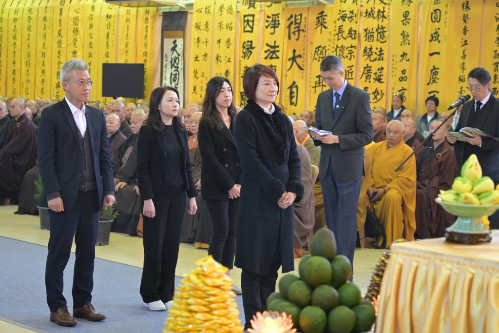 立法會主席李慧琼及立法會代表致祭。
