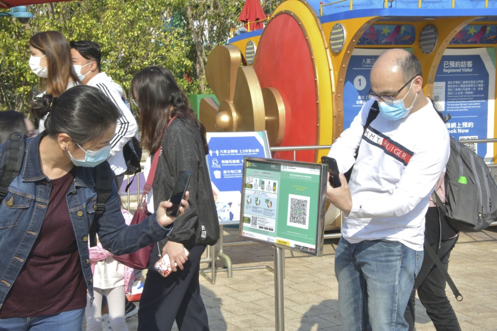 進入指定場所前須先以「安心出行」程式或預作登記作好記錄。