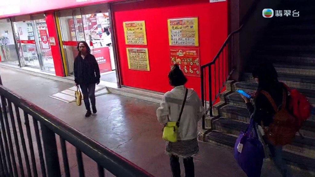 《東張西望》又跟隨該婦人到超市店內，直擊對方的行為。