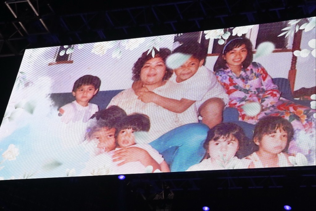 之后唱《Ma Ma I Love You》，银幕上亦播出肥妈与家人的生活。