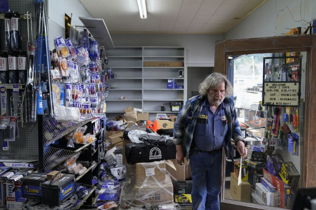 有商店貨品在地震後散滿一地。AP