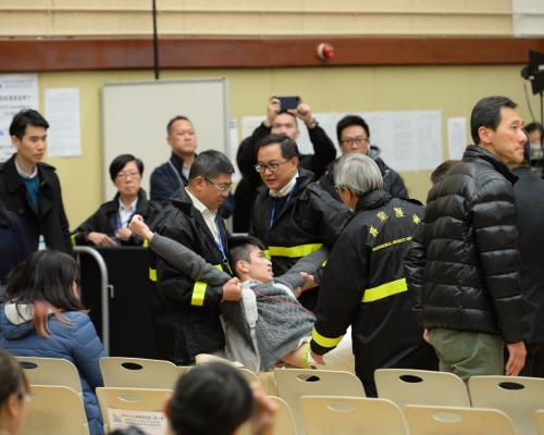 眾志周庭、羅冠聰、黃之鋒及蔡俊賢被保安抬離現場。
