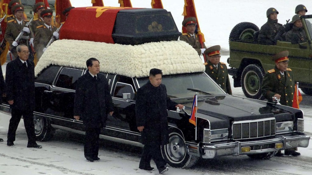 2011年金正恩（左3）与姑丈张成泽（左2）及最高宣传官员金基男（左1）为金正日送葬。 美联社