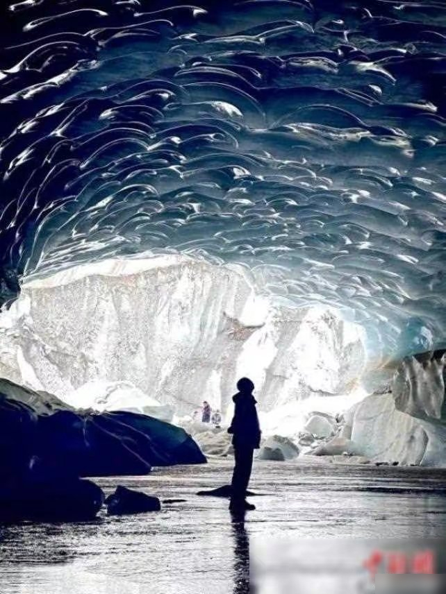 西藏昌都市新发现的然普蓝冰洞。中新网