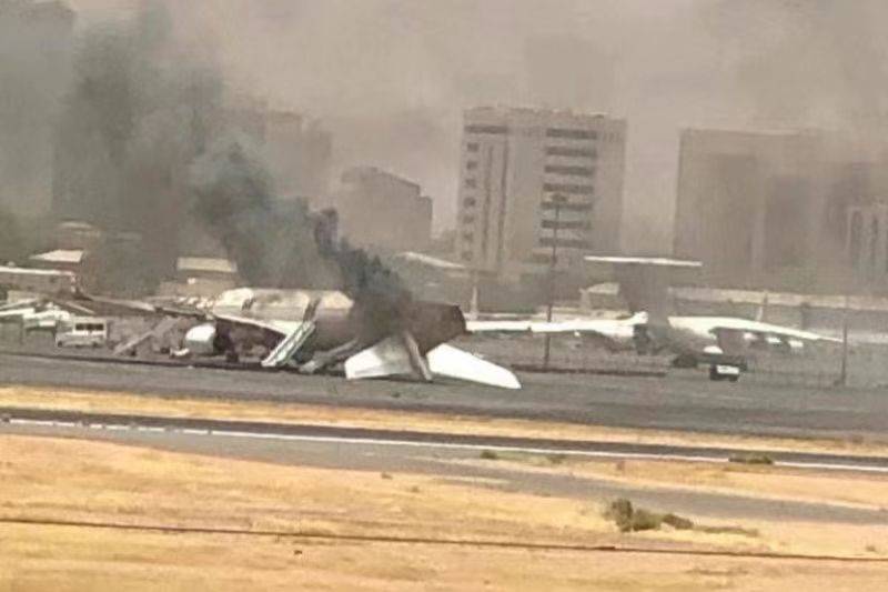 沙特阿拉伯航空公司一架客機在喀土穆發生的交火中受損。網圖