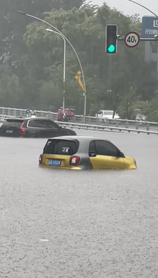 受台风巴威外围环流影响，沈阳市因暴雨陷入历史性瘫痪。 抖音