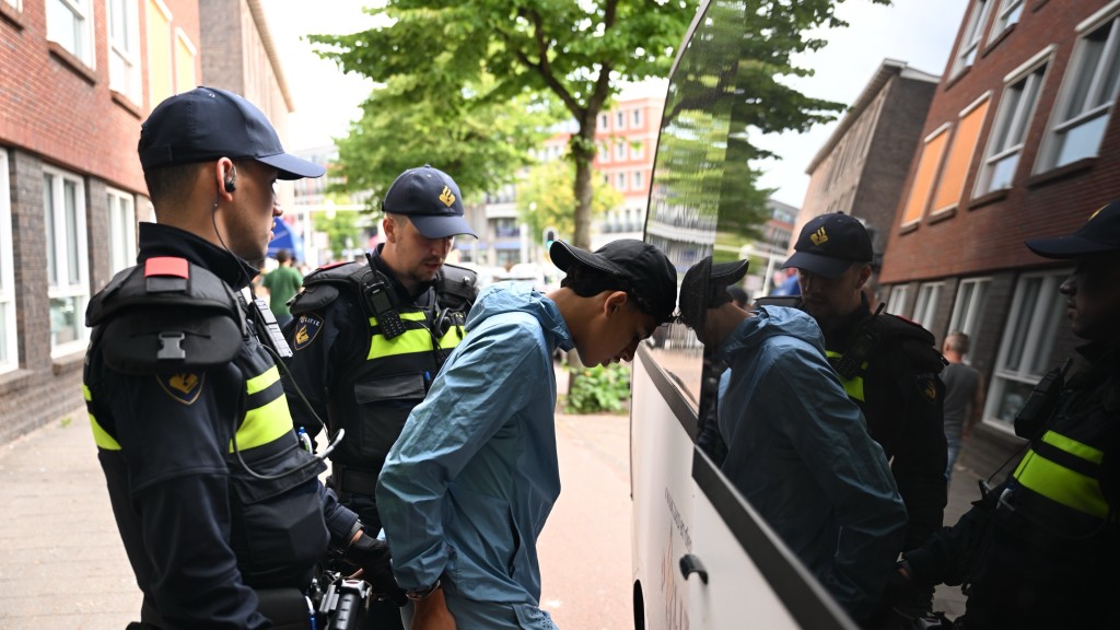 海牙警方拘捕捣乱的摩洛哥球迷。 美联社