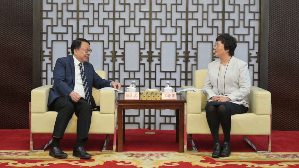 陳國基(左)今日在北京與國家人力資源和社會保障部部長王曉萍(右)會面。政府新聞處圖片