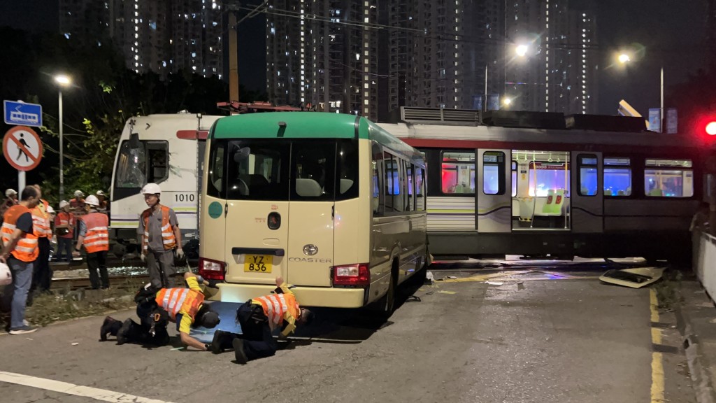 屯門專綫小巴與輕鐵發生相撞，事件中12人受傷。蔡楚輝攝