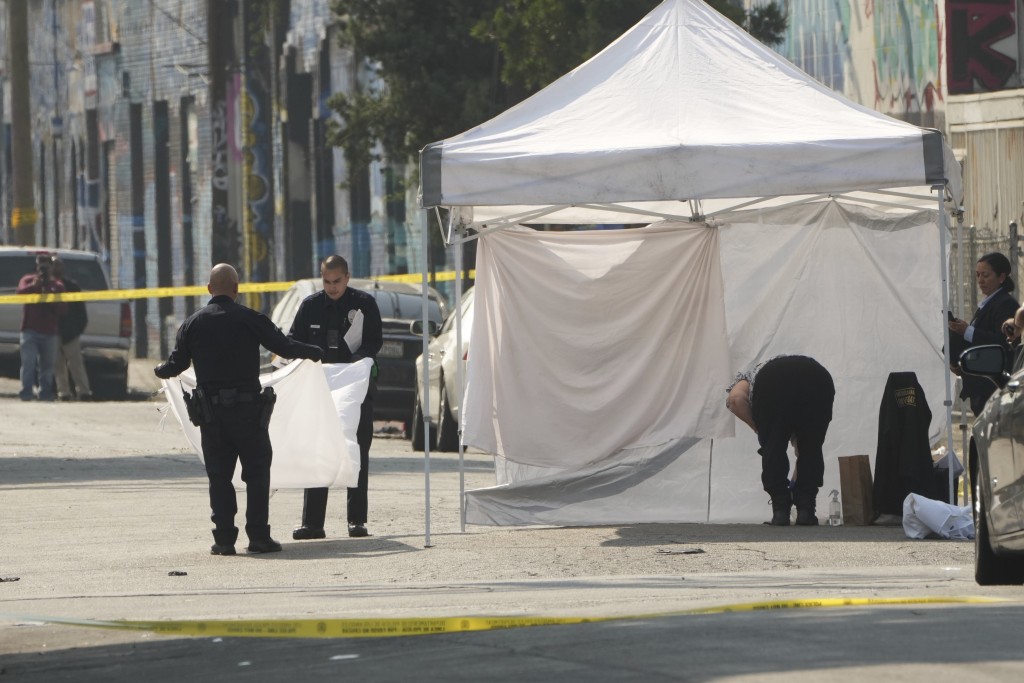 洛杉磯警方在槍擊案現場調查，並以帳篷遮蓋遺體。美聯社