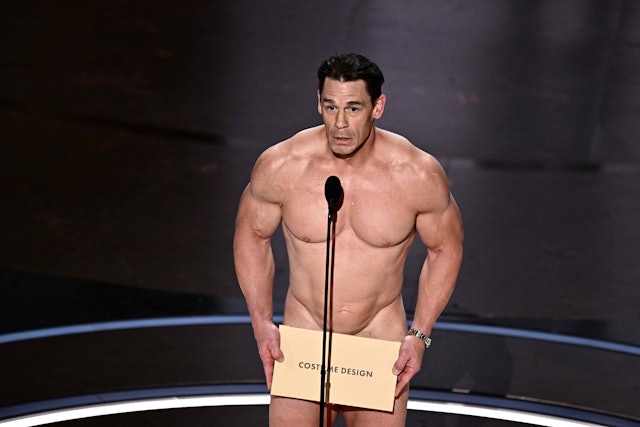 庄先拿（John Cena）颁发「最佳服装设计」大奖时，突然全裸爆肌现身，只用颁奖信封遮掩下体，全场掀起一阵高潮！