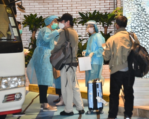 首批機場旅客抵達等檢測結果。