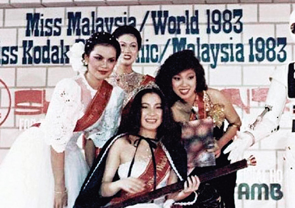 ▲杨紫琼在八三年赢得「马来西亚小姐」冠军，其后出战世界小姐，遇上香港代表张曼玉（右图右二）。