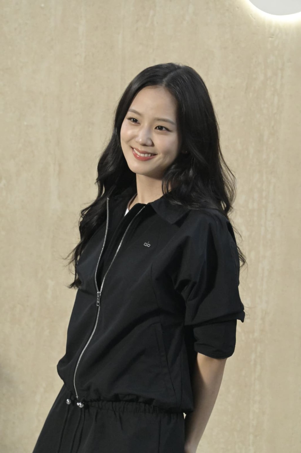 Jisoo笑容甜美。