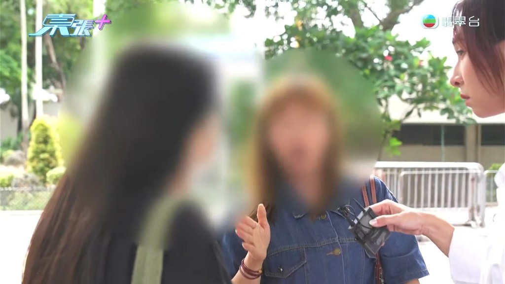 昔日浸溫泉的「好姊妹」如今在街頭徹底反目，雙方互不相讓、指手畫腳。