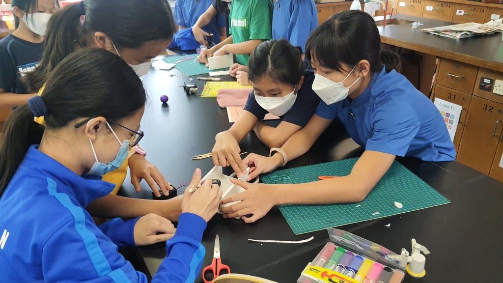 比賽之外，平日學校會有宣傳活動，如公開講座、興趣班，亦設有創科大使，負責舉辦科學周，設計一些小實驗、小手工給同學玩，營造氣氛。