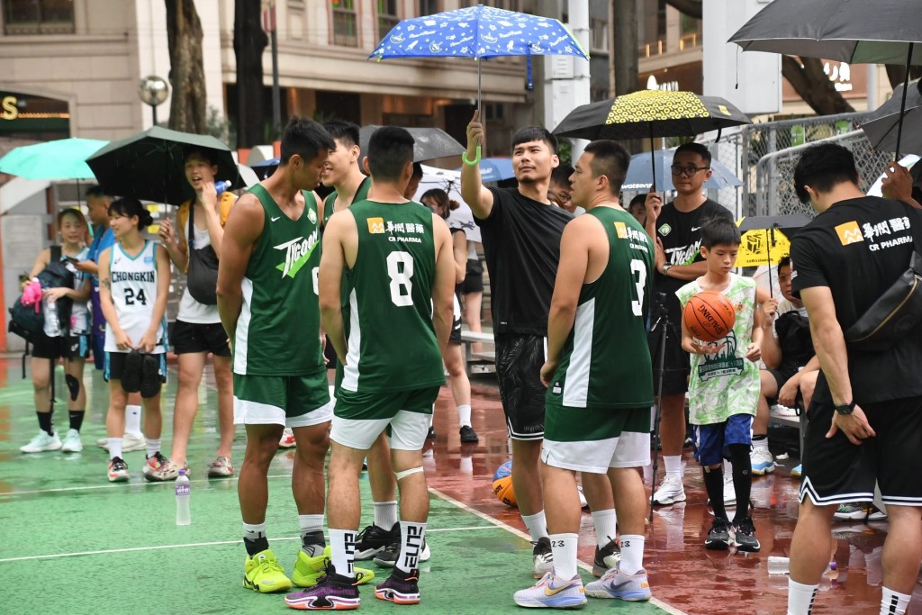 三人籃球聯賽決賽日因天雨腰斬。吳家祺攝