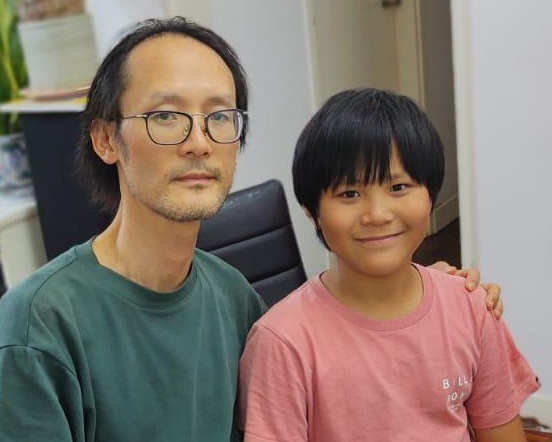 49歲男子唐健與其12歲兒子唐孟迅，8月11日上午在寶來街最後露面後便告失蹤，他們的家人8月19日向警方報案。
