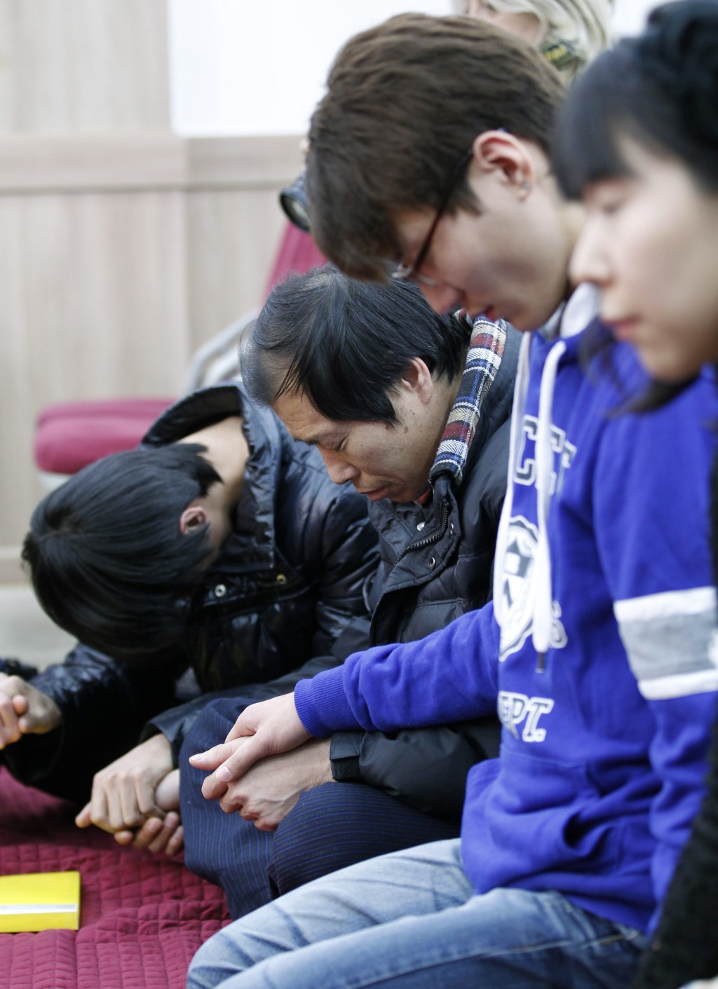 在千璂元创办的二合一教会，脱北者参与祈祷会。  路透社
