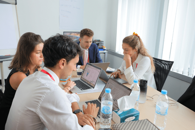 學生們爭分奪秒地構思策略 學生們爭分奪秒地構思策略