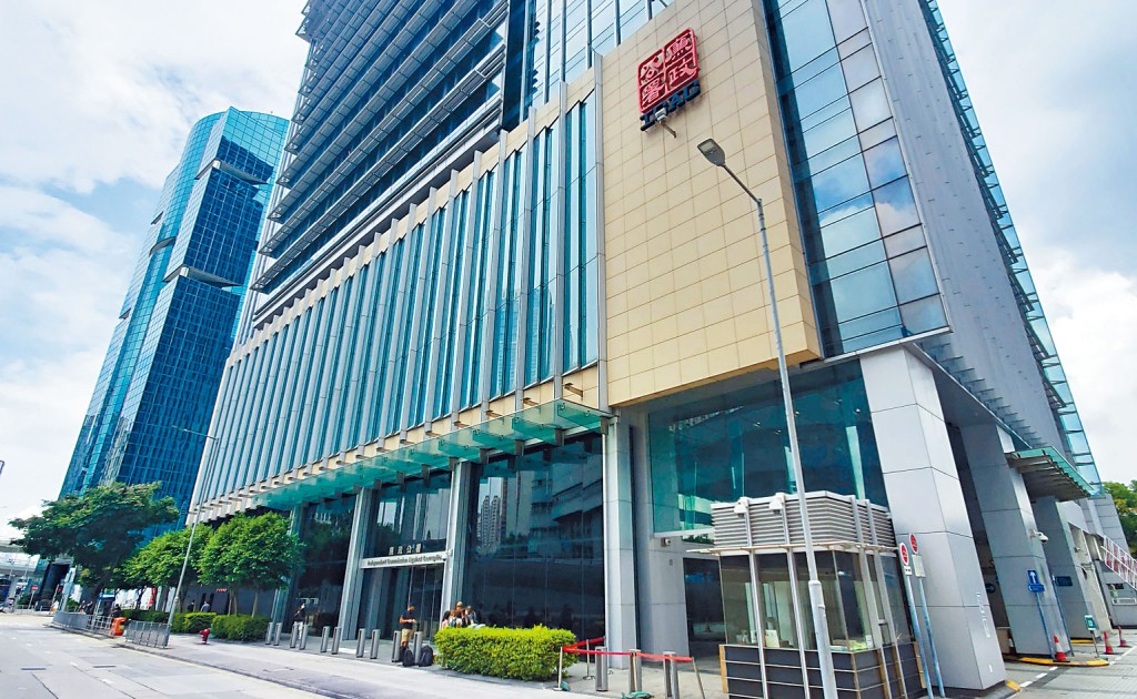 廉署起訴一名現任及七名時任食環署首席小販管理主任。