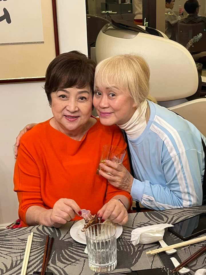 甄珍康復現身,精神不俗。