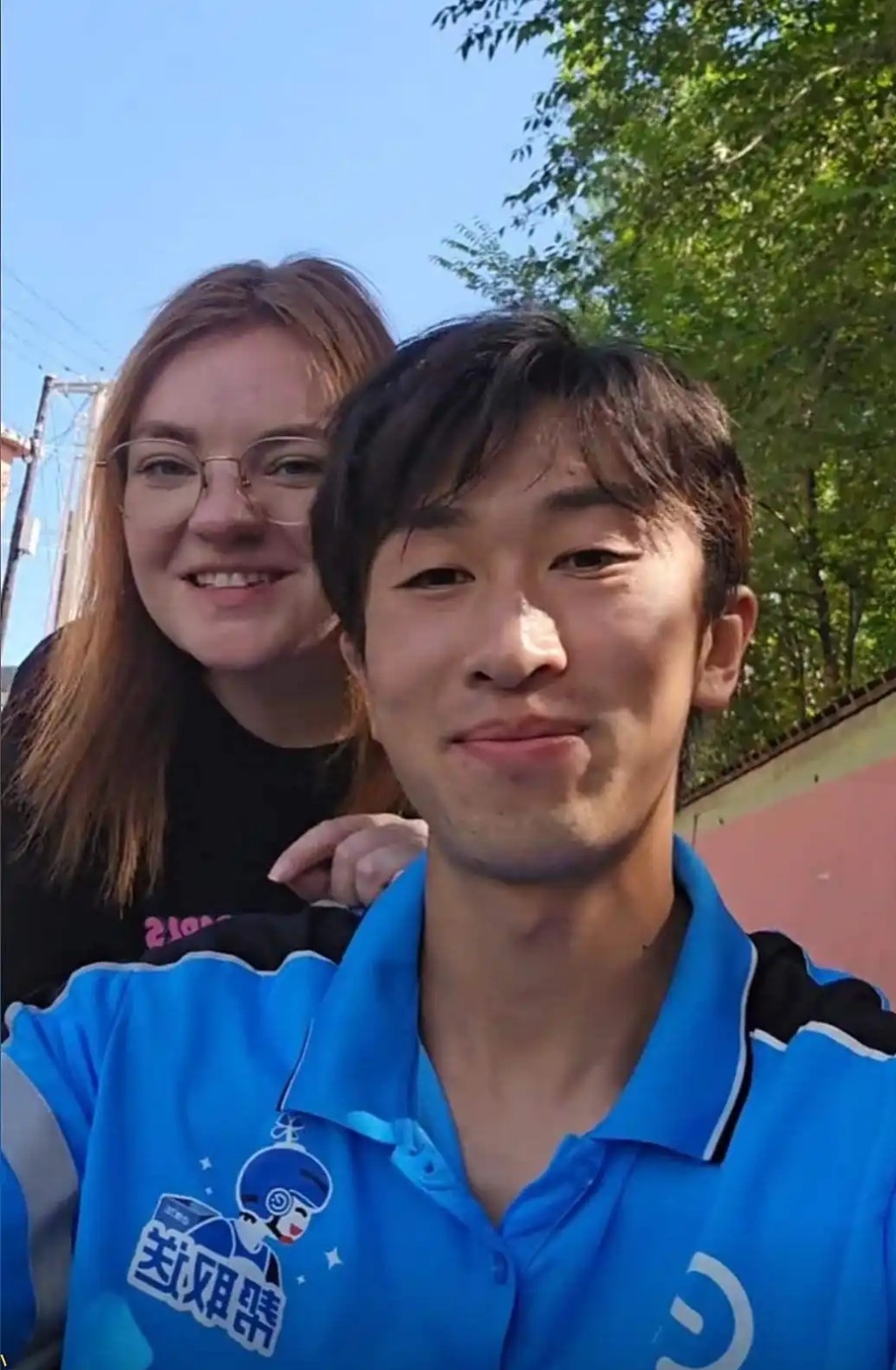外賣騎手劉浩邂逅美籍女教師,僅戀愛5個月就閃婚。 外賣騎手劉浩邂逅美籍女教師,僅戀愛5個月就閃婚。