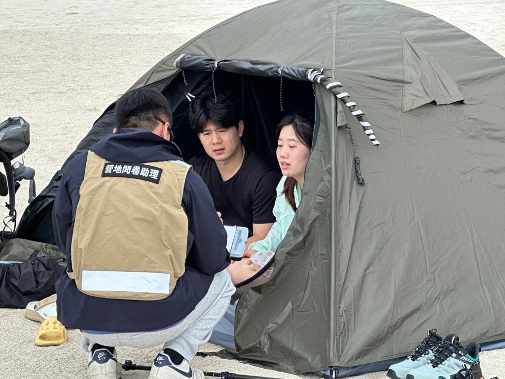 營地問卷助理向鹹田灣營友了解當地露營體驗與感受。 營地問卷助理向鹹田灣營友了解當地露營體驗與感受。
