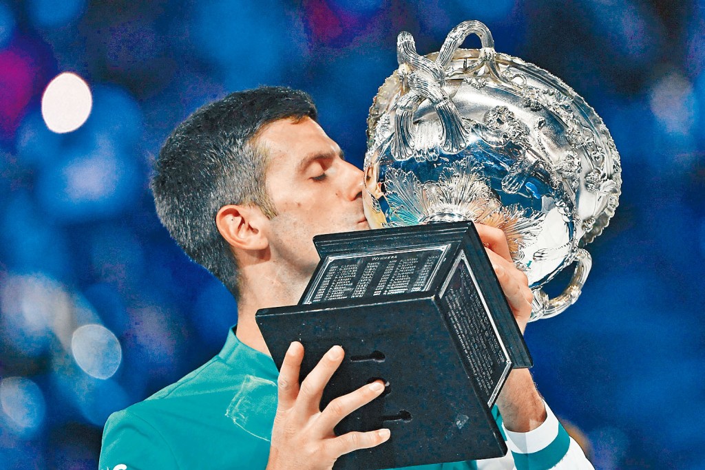 杜高域亲吻冠军奖杯。