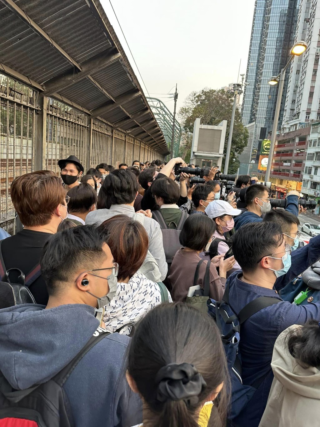桥上挤满人。网民P.P. Chan图片